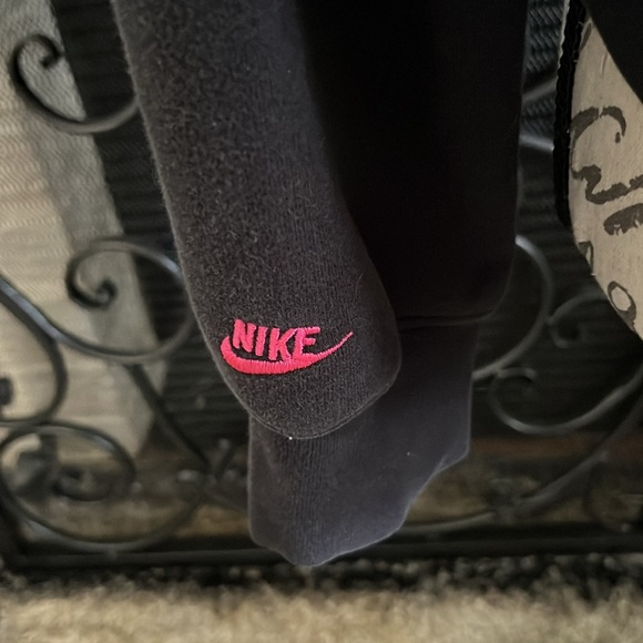 VINTAGE NIKE Women's Black and Pink Jacket - Picture 4 of 5